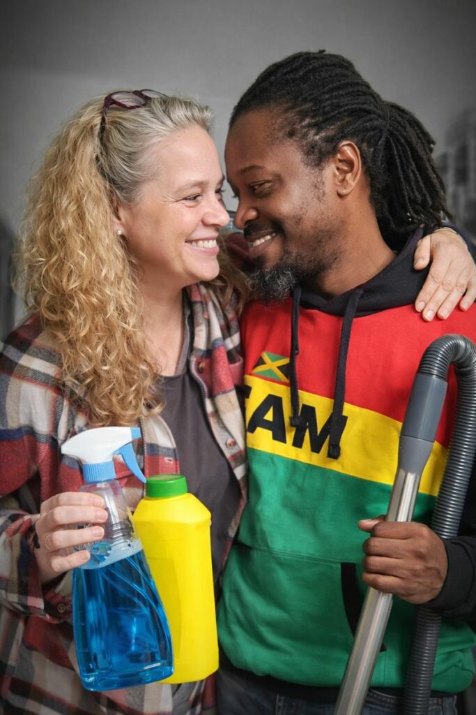 Angie und Rick beim Putzen