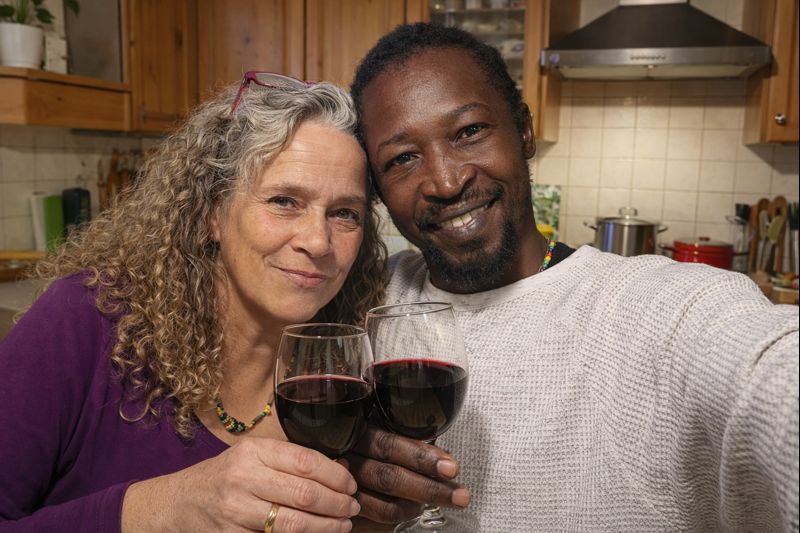 Rick und Angie trinken Wein